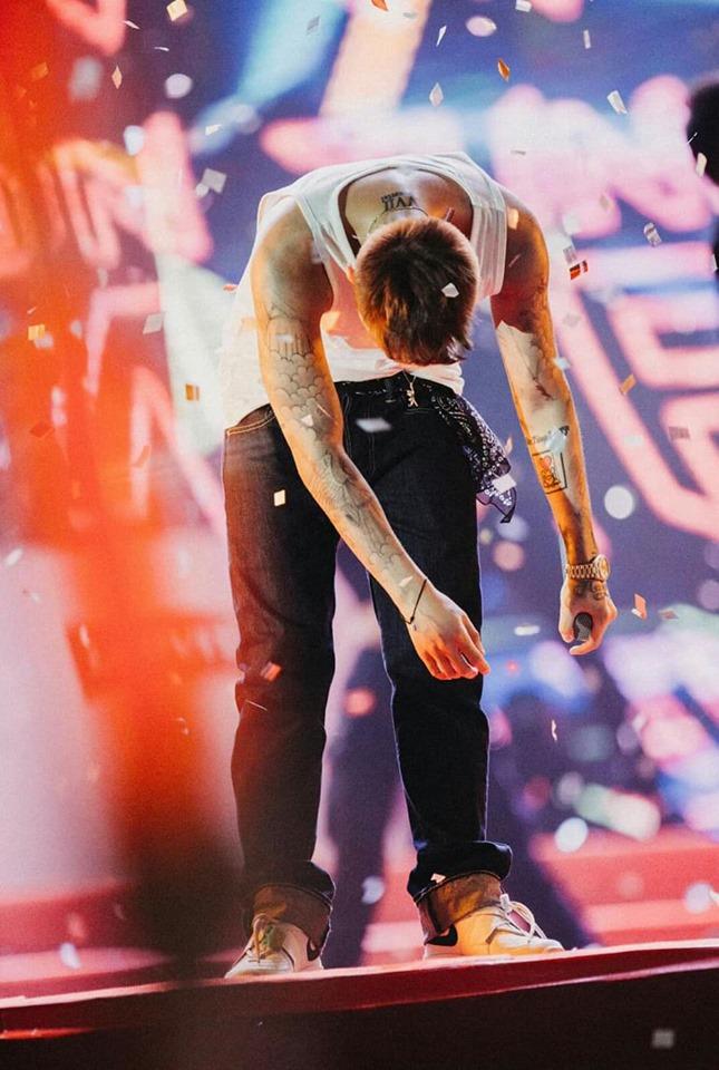 Nổi tiếng cỡ mấy cũng không bỏ thói quen chào gập người, Sơn Tùng M-TP được khen ngoan nhất showbiz Việt-5