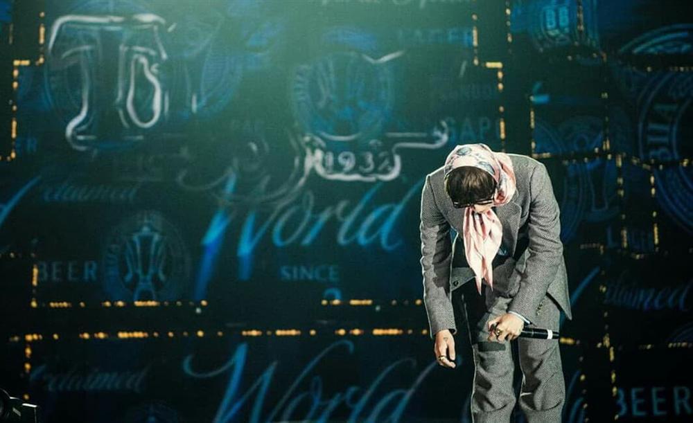 Nổi tiếng cỡ mấy cũng không bỏ thói quen chào gập người, Sơn Tùng M-TP được khen ngoan nhất showbiz Việt-8