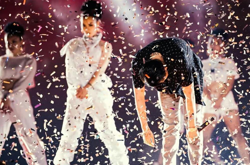 Nổi tiếng cỡ mấy cũng không bỏ thói quen chào gập người, Sơn Tùng M-TP được khen ngoan nhất showbiz Việt-7