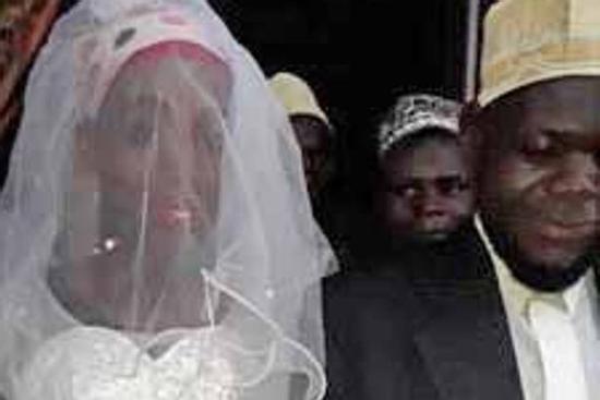 Cưới 2 tuần nhưng vợ không cho làm chuyện ấy, chú rể câm nín khi phát hiện ra cô dâu vốn là đàn ông