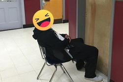 Bắt quả tang học sinh trốn trong WC hút thuốc, phản ứng của thầy giáo khiến ai cũng buồn cười