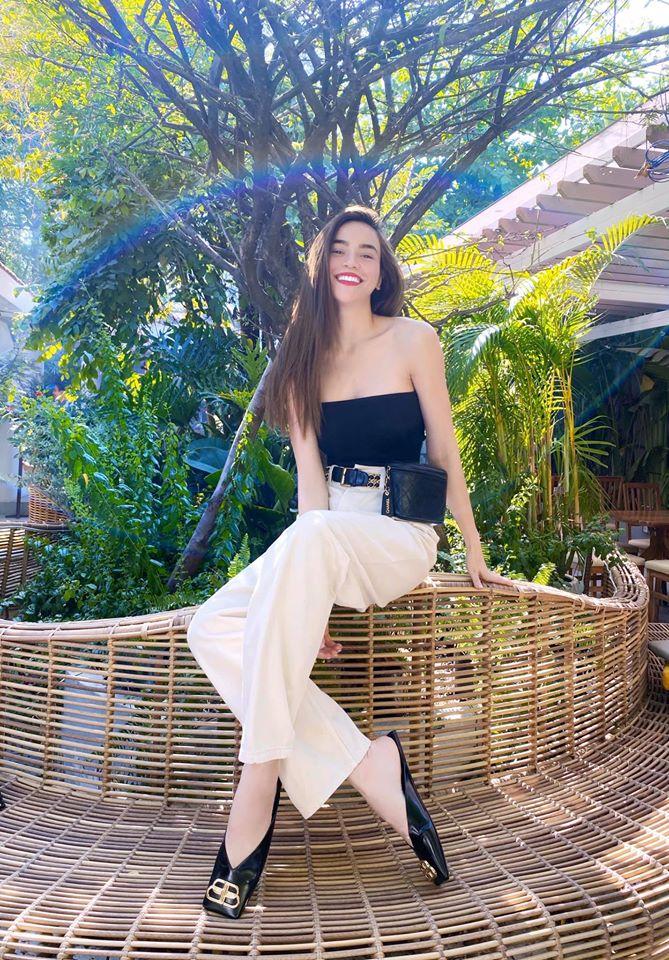 Cùng lên đồ đen - trắng nhưng Ngọc Trinh - Hồ Ngọc Hà mang hai phong cách đối lập-1