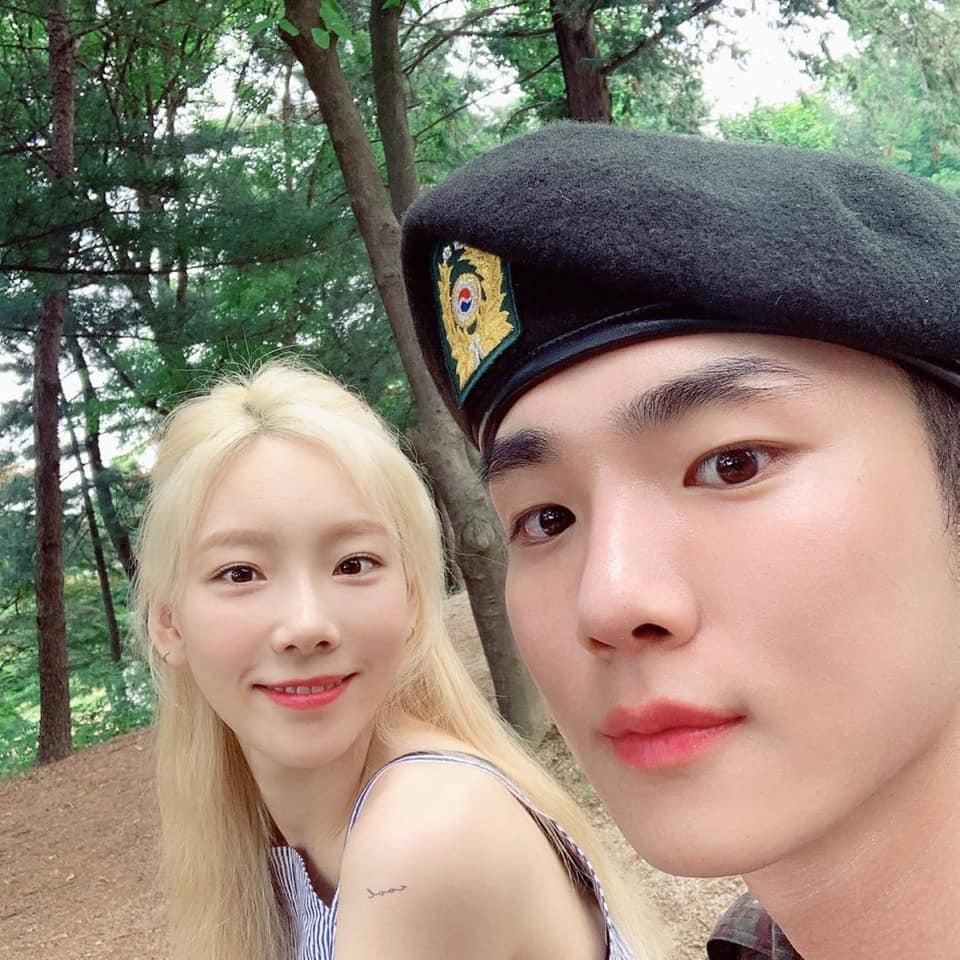 SHINee Key chia sẻ hình ảnh SNSD Taeyeon đến thăm anh trong quá trình thực hiện nghĩa vụ quân sự. Được biết cả hai là chị em thân thiết.