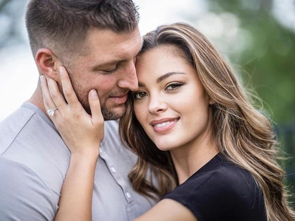 Ngôi sao bóng bầu dục Tim Tebow đăng ảnh tình tứ bên bạn gái Demi-Leigh Nel-Peters, Hoa hậu Hoàn vũ 2017. Anh chia sẻ về đám cưới sắp tới với người đẹp Nam Phi: 