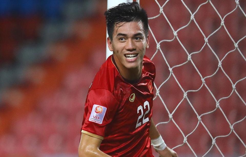 Tiến Linh vừa ghi bàn, Tiến Dũng mắc ngay sai lầm sơ đẳng biếu không đối thủ bàn thắng-2