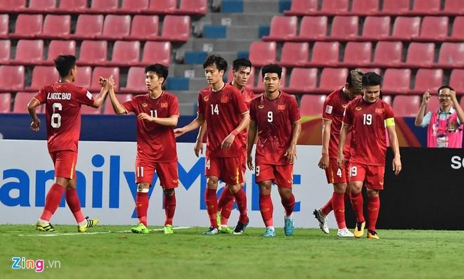 Tiến Linh vừa ghi bàn, Tiến Dũng mắc ngay sai lầm sơ đẳng biếu không đối thủ bàn thắng-1