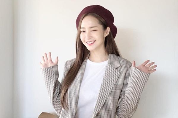 Thư ký Kim thả thính fans, mặc váy đen khoe trọn xương vai gợi cảm khiến bao người ngây ngất-7