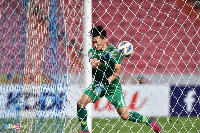 Tiến Linh vừa ghi bàn, Tiến Dũng mắc ngay sai lầm sơ đẳng biếu không đối thủ bàn thắng-3