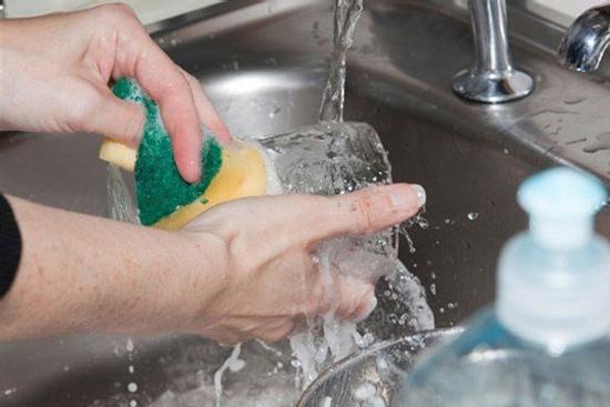 Những sai lầm độc khủng khiếp khi rửa bát ngày Tết, nhà nào đang mắc phải bỏ ngay