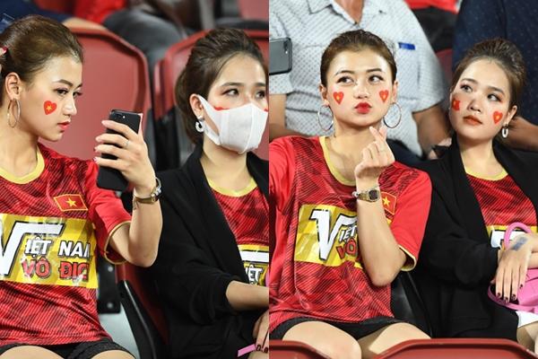 Gái xinh thơm lây sau bức ảnh thân thiết trên khán đài với bạn gái tin đồn của Quang Hải-1