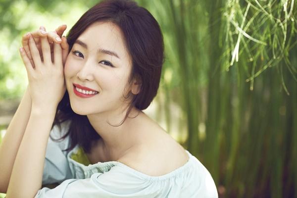 Seo Hyun Jin: Seo Hyun Jin khỏi nghiệp năm 2001 với vai trò ca sĩ trong nhóm nhạc nữ M.I.L.K của BM Entertainment - công ty con của SM. Entertainment. Thế nhưng, nhóm nhạc M.I.L.K không gây được tiếng vang và nhanh chóng tan rã. Từ năm 2006, Seo Hyun Jin sang đầu quân cho một công ty khác và chuyển hướng sang đóng phim. Ban đầu, người đẹp chỉ được thể hiện những vai diễn nhỏ.