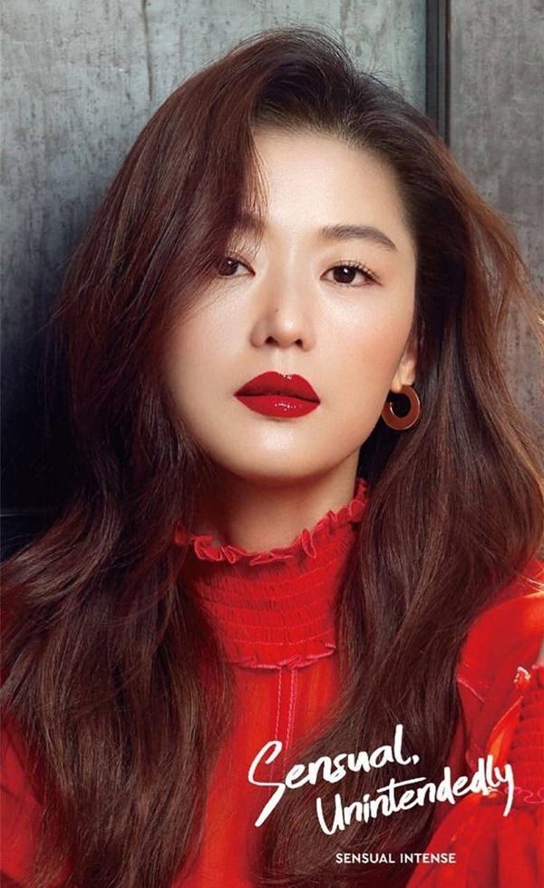 Bắt đầu sự nghiệp người mẫu, diễn xuất khi mới 16 tuổi, chỉ sau 4 năm hoạt động, Jeon Ji Hyun đã trở thành cái tên nổi tiếng khắp châu Á. Hơn 20 năm hoạt động nghệ thuật, “mợ chảnh” vẫn khiến khán giả phải trầm trồ với nhan sắc không thay đổi theo thời gian, thậm chí ngày càng xinh đẹp, quyến rũ hơn.