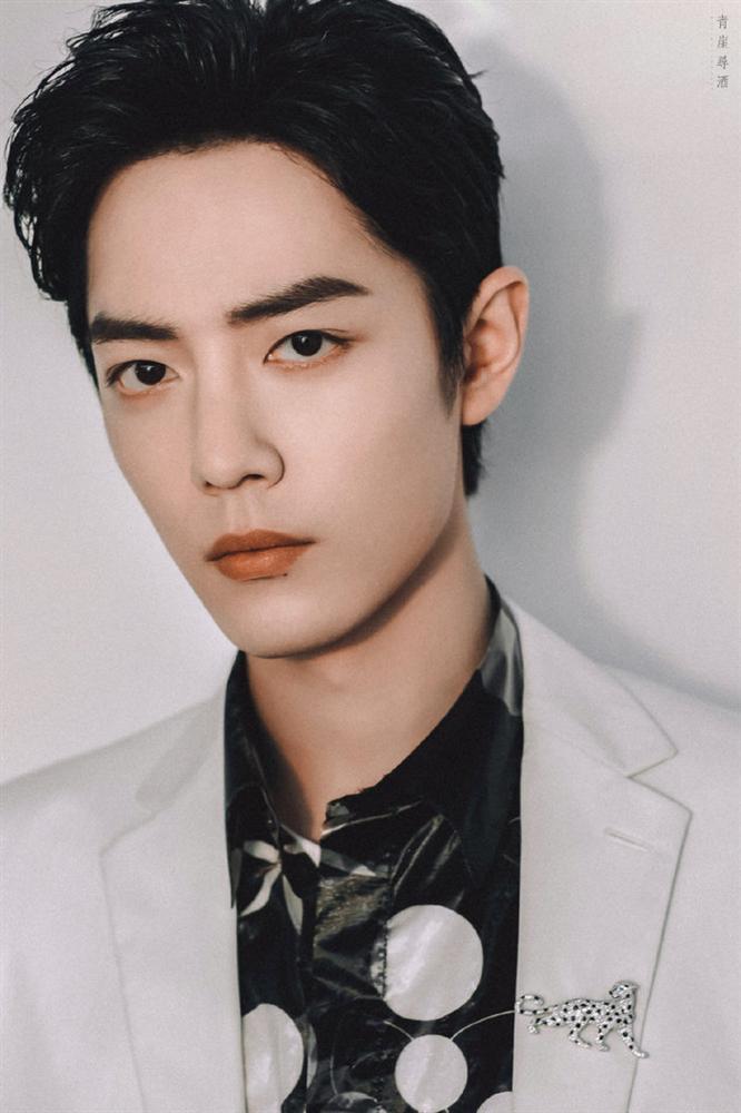 Lên trang bìa vừa điển trai lại lạnh lùng nhưng Tiêu Chiến lại hứng lời chê bai từ nhà văn cà khịa-4