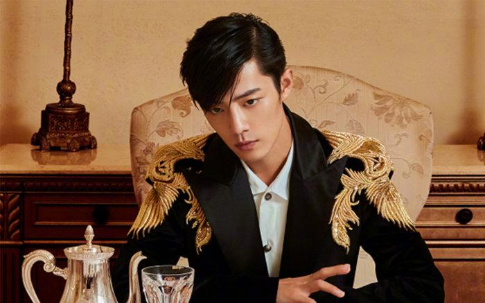 Lên trang bìa vừa điển trai lại lạnh lùng nhưng Tiêu Chiến lại hứng lời chê bai từ nhà văn cà khịa-7