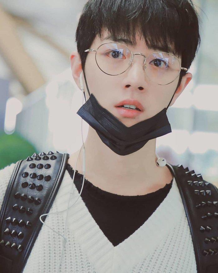 Lên trang bìa vừa điển trai lại lạnh lùng nhưng Tiêu Chiến lại hứng lời chê bai từ nhà văn cà khịa-8