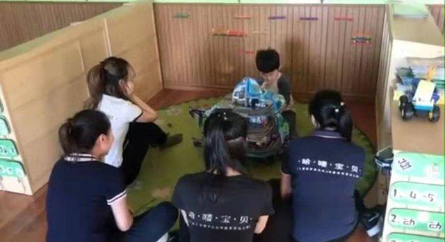 Bé trai mẫu giáo số hưởng được 6 cô giáo xinh đẹp phục vụ và sự thật bất ngờ-3