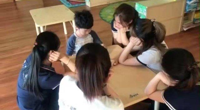 Bé trai mẫu giáo số hưởng được 6 cô giáo xinh đẹp phục vụ và sự thật bất ngờ-4