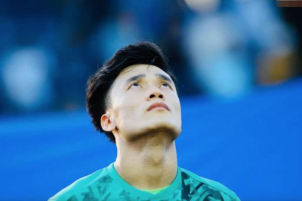 CĐV châu Á khen ngợi nhan sắc cô gái Việt xuất hiện trên fanpage AFC-9