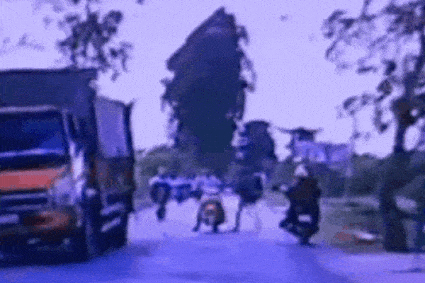 Clip: Cô gái hồn nhiên xuống xe giữa đường, suýt chút nữ làm cặp vợ chồng đi đường lao xuống ao