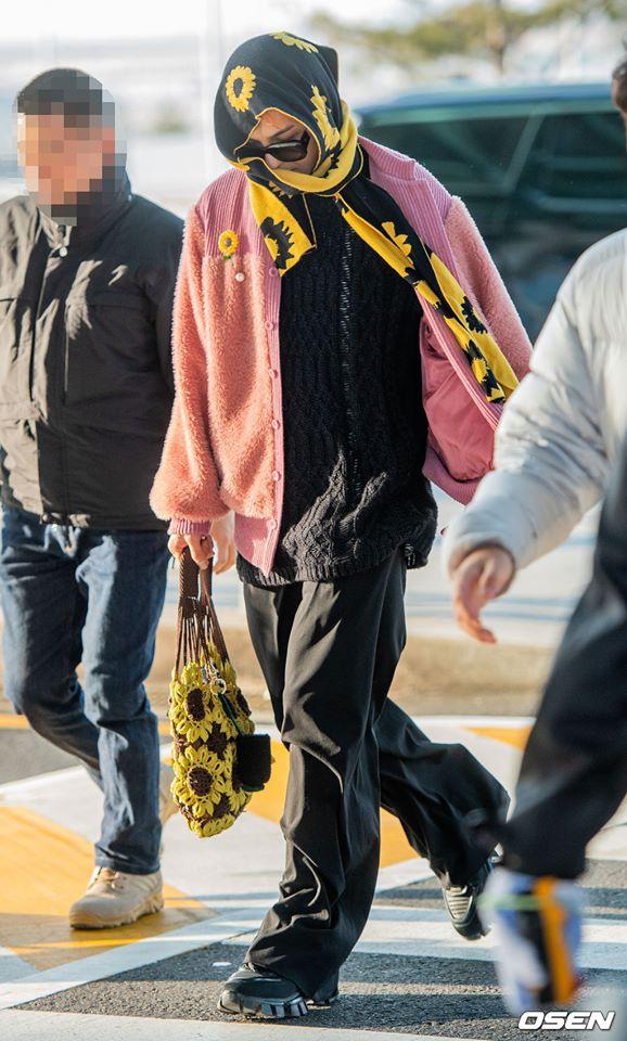 Mino (WINNER) mặc đồ hoa lá theo phong cách người già ra sân bay-2