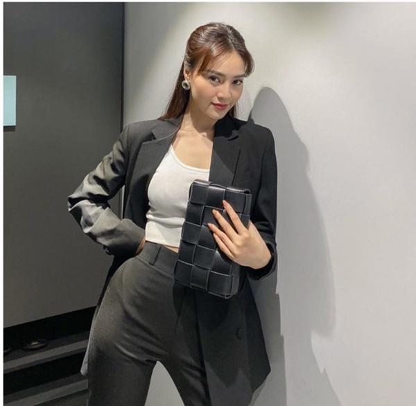 Không còn diện những bộ váy gợi cảm, Ninh Dương Lan Ngọc biến hóa đầy cá tính với bộ vest đen như một nữ chủ tịch.