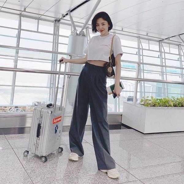Tóc Tiên có chuyến xuất hành đi nước ngoài, cô viết: "Đường rộng và dài em cứ bước đi..."