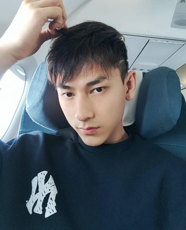 Thả nhẹ một tấm ảnh, Isaac hỏi fan: "Hello Hà Nội. Hà Nội có nhớ Tài không?".