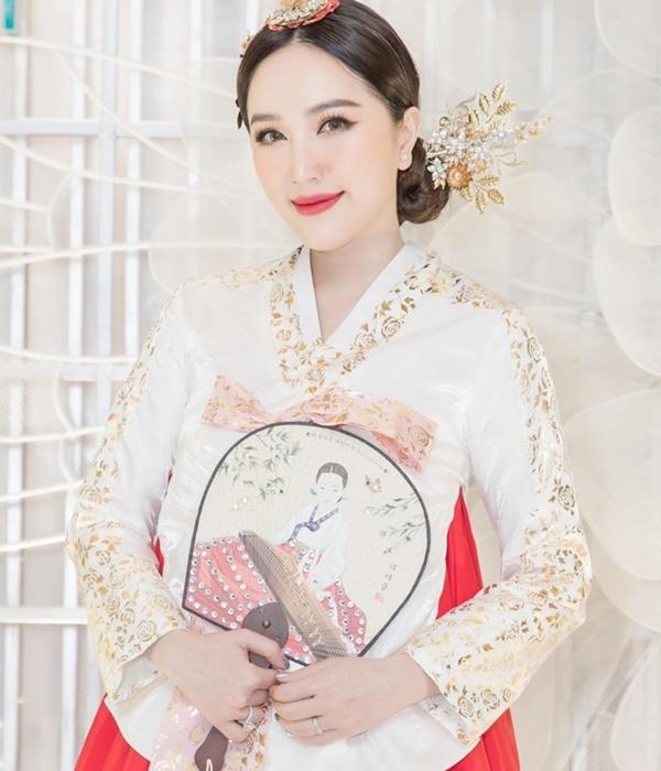 Bảo Thy hóa thân thành cô gái Hàn Quốc. Từ sau khi lấy chồng, "công chúa bong bóng" chủ yếu dành thời gian đi du lịch cùng chồng