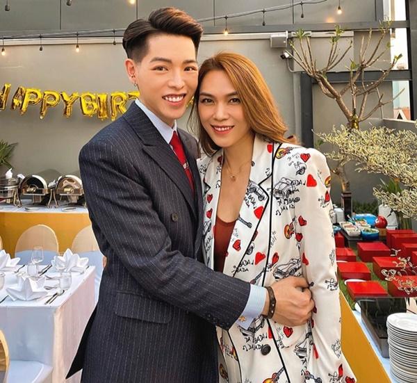 Đức Phúc gửi lời chúc mừng sinh nhật đến Mỹ Tâm, cả 2 đều rất rạng rỡ trong khung hình