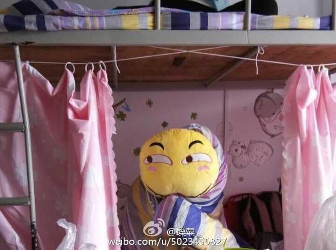 Giáo viên chủ nhiệm đến kiểm tra kí túc xá bị học trò cả gan hù dọa, thầy tung đòn trị ngay hội nhất quỷ nhì ma-7