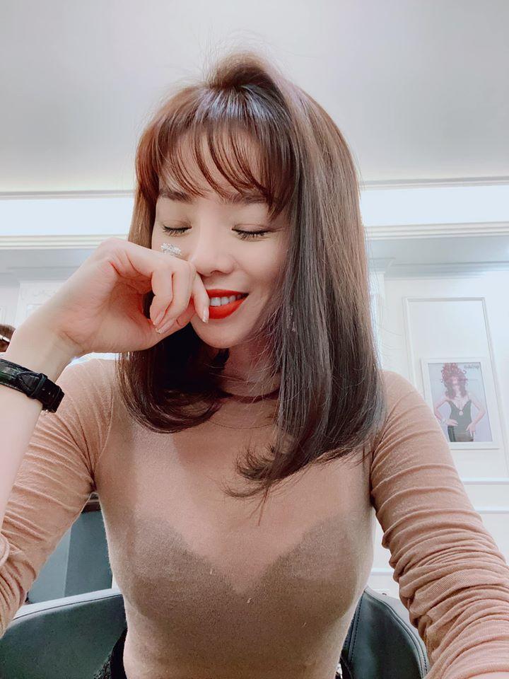 Cùng lên đồ đen - trắng nhưng Ngọc Trinh - Hồ Ngọc Hà mang hai phong cách đối lập-8