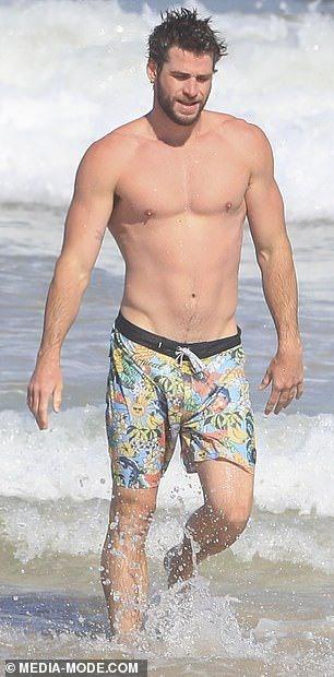 Liam Hemsworth hôn tình mới sau 5 tháng ly hôn Miley Cyrus-5