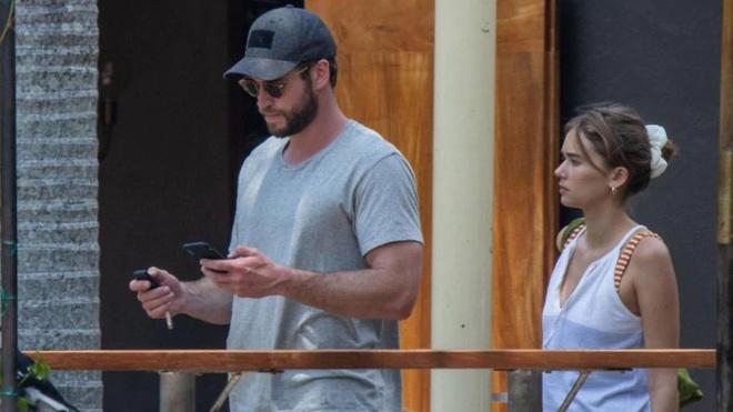 Liam Hemsworth hôn tình mới sau 5 tháng ly hôn Miley Cyrus-6