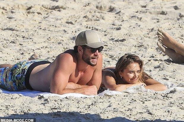 Chồng cũ Liam vừa lộ ảnh tình tứ với bồ trẻ, Miley Cyrus cũng công khai ôm hôn bạn trai nhiệt tình-8