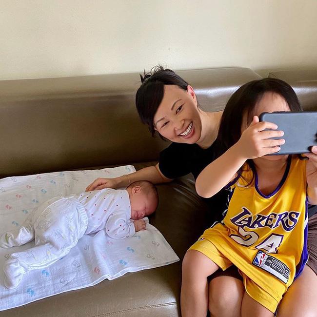 Thoải mái khoe cận mặt tiểu công chúa mới sinh nhưng Shark Linh lại làm điều trái ngược với con gái cả-1
