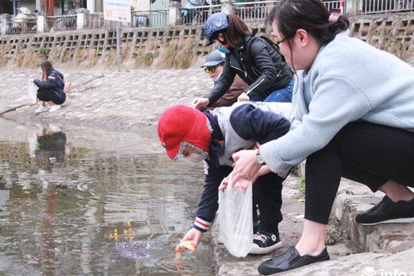 Né quân chích điện, thuê ghe ra giữa sông thả tạ cá ngày ông Công ông Táo-17