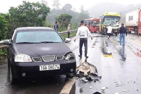 4 ô tô hư hỏng trong tai nạn liên hoàn trên cao tốc Nội Bài-Lào Cai-1