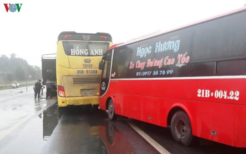 4 ô tô hư hỏng trong tai nạn liên hoàn trên cao tốc Nội Bài-Lào Cai-2