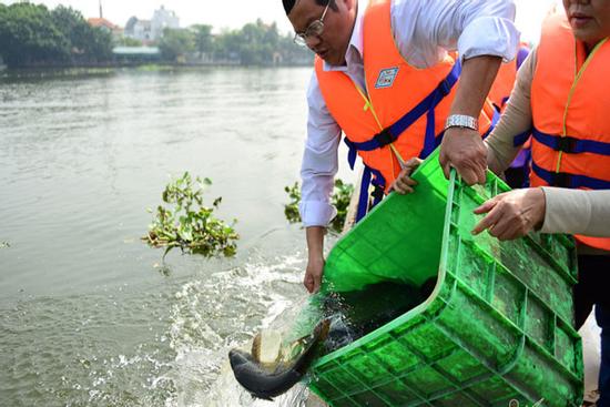 Né quân chích điện, thuê ghe ra giữa sông thả tạ cá ngày ông Công ông Táo