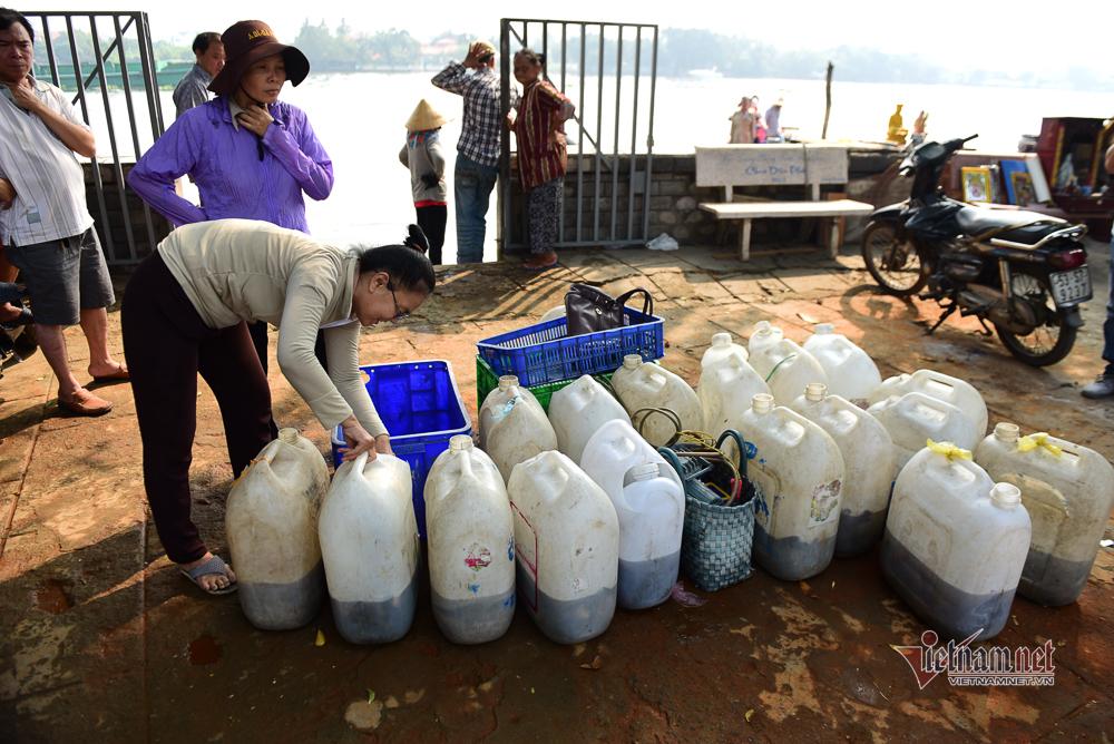 Né quân chích điện, thuê ghe ra giữa sông thả tạ cá ngày ông Công ông Táo-3