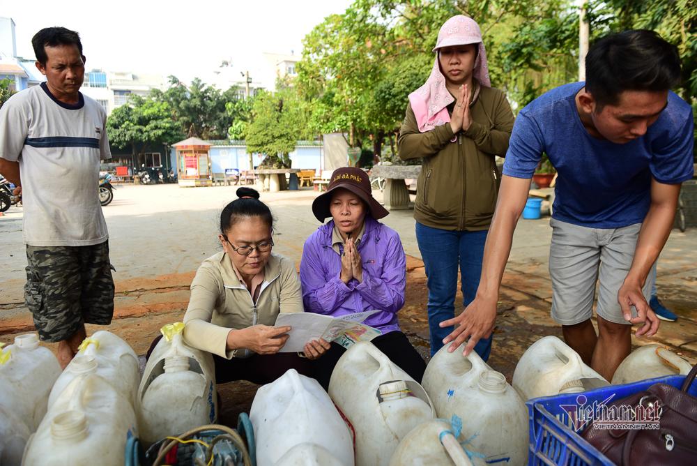Né quân chích điện, thuê ghe ra giữa sông thả tạ cá ngày ông Công ông Táo-2