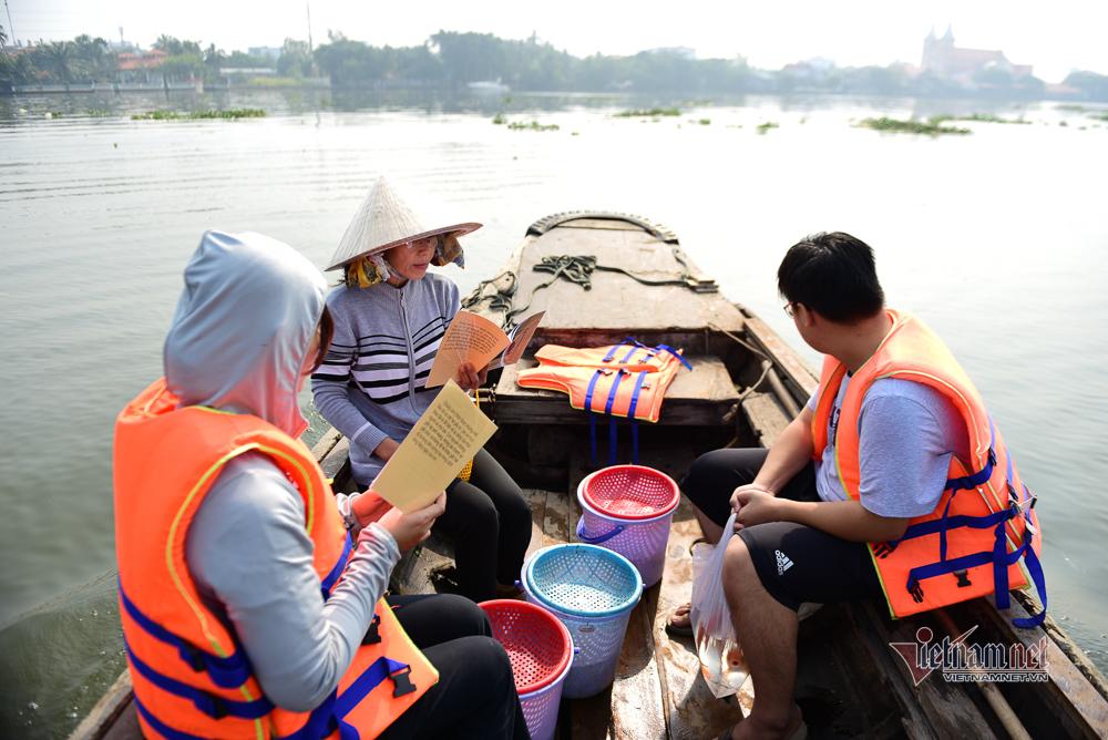 Né quân chích điện, thuê ghe ra giữa sông thả tạ cá ngày ông Công ông Táo-16