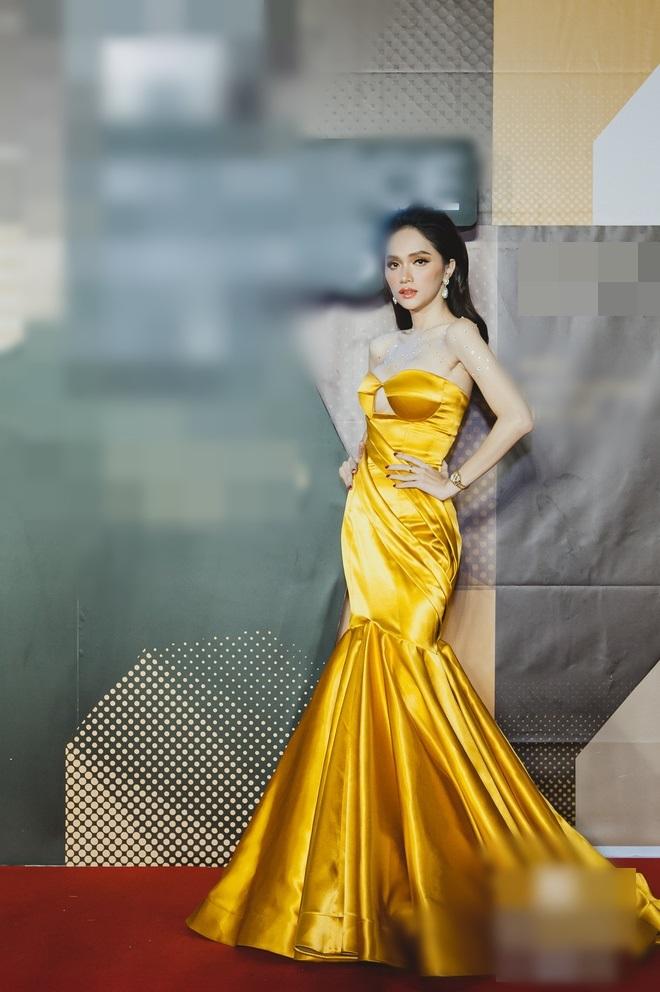 SAO MẶC ĐẸP: Chi Pu 2 lần chiếm spotlight thảm đỏ - Hương Giang chặt chém với đầm đuôi cá-4