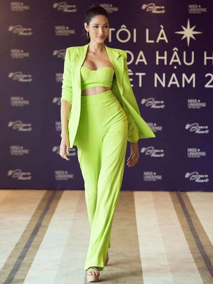 Ngộp thở với những lần khoe vòng 1 căng như trái bóng của Á hậu Hoàng Thùy-7