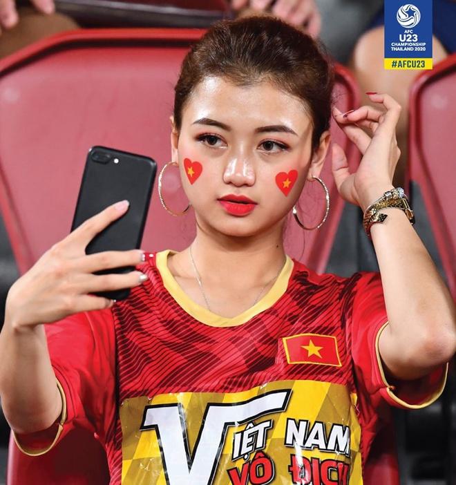 CĐV châu Á khen ngợi nhan sắc cô gái Việt xuất hiện trên fanpage AFC-1