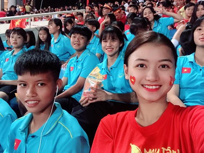 CĐV châu Á khen ngợi nhan sắc cô gái Việt xuất hiện trên fanpage AFC-5