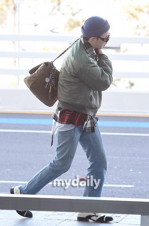 G-Dragon ăn mặc khó hiểu, đeo túi Chanel nữ tính ra sân bay-2