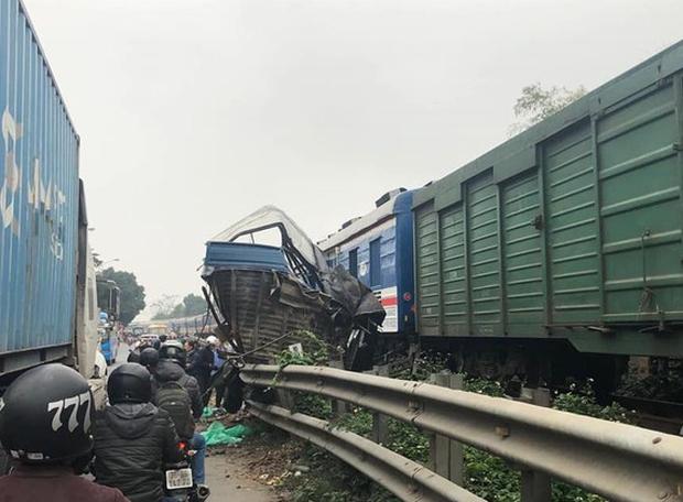 Hà Nội: Tàu hỏa vò nát ô tô chở cá băng qua đường ray, 1 người nguy kịch-1