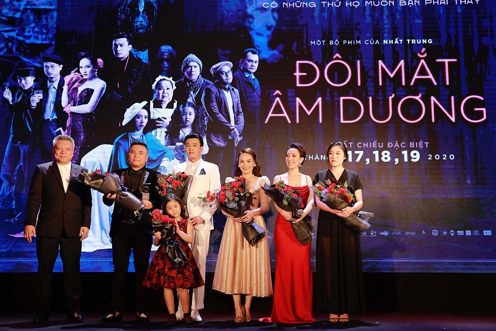 Đứng cùng trai trẻ Quốc Trường nhưng Thu Trang vẫn nắm chặt tay ông xã Tiến Luật-1