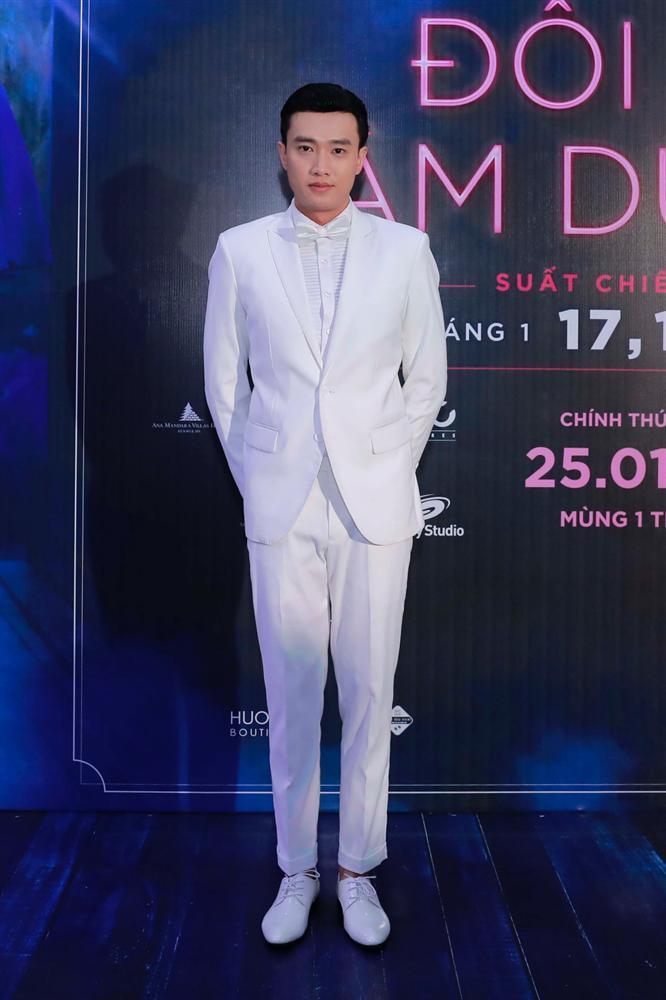 Đứng cùng trai trẻ Quốc Trường nhưng Thu Trang vẫn nắm chặt tay ông xã Tiến Luật-2